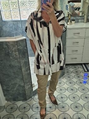 LYSSE' Abstract Stripe Zip-Front Women’s Tunic White and Black